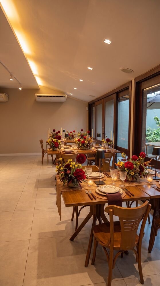 Jantar ao entardecer com velas e flores em tom borgonha no Terrazo, Fortaleza